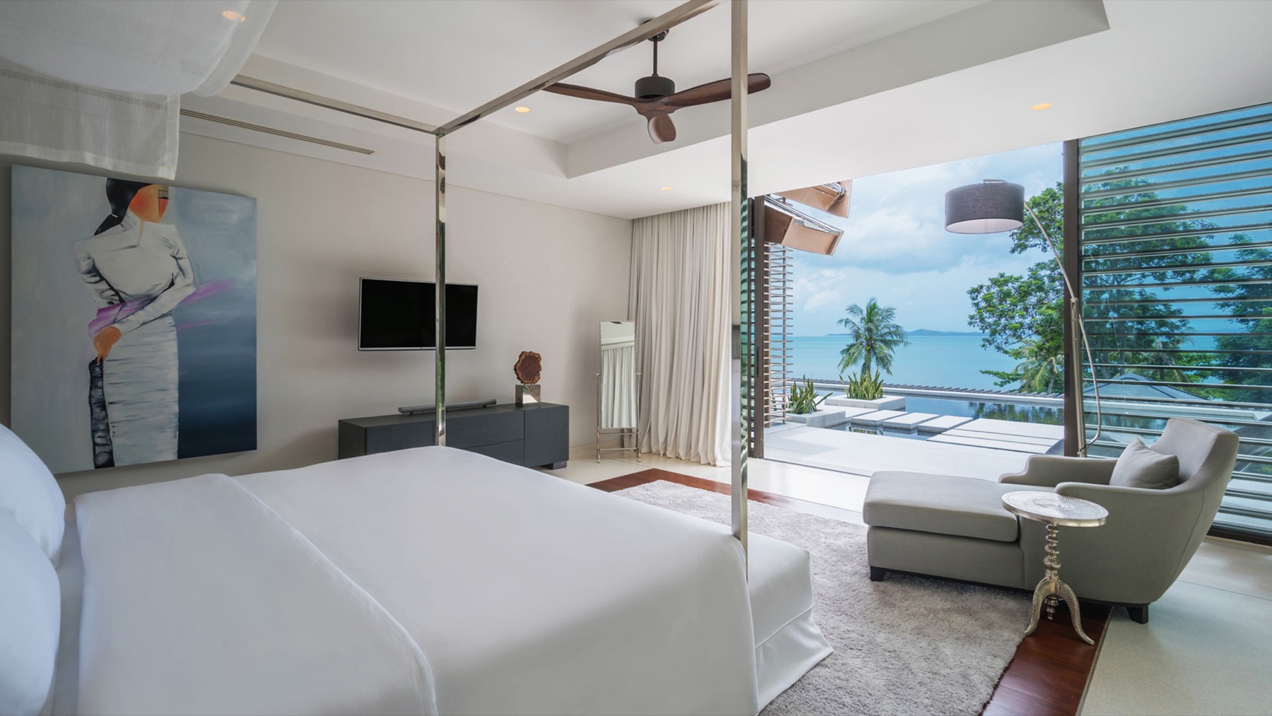 Guest bedroom opening towards the pool and sea